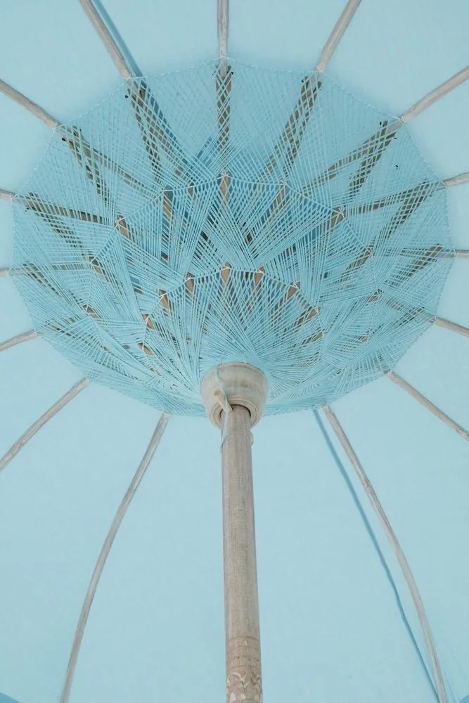 Modrý slnečník so drevenou tyčou a strapcami Bobbi Blue - ∅ 200*260 cm