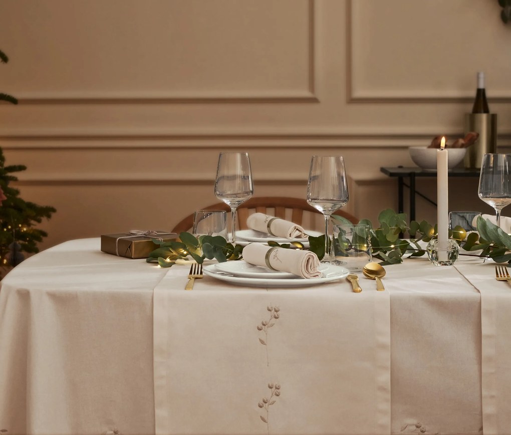 Vyšívaný behúň na stôl