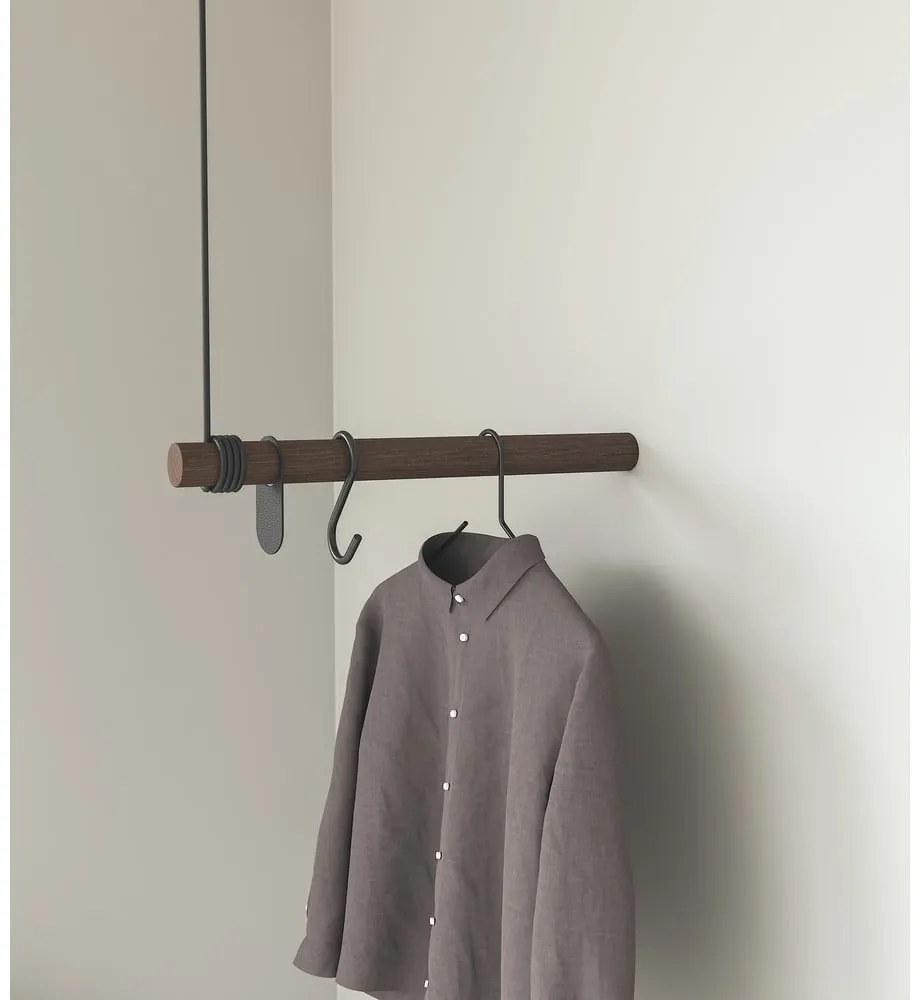 Hnedý nástenný vešiak z dubového dreva 50 cm Swing – LIND DNA