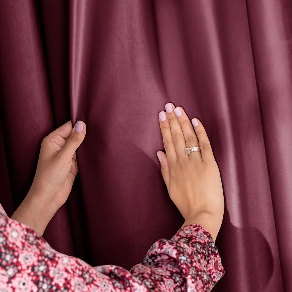 Záves AmeliaHome Velvet s priechodkami 140x270 cm burgundy