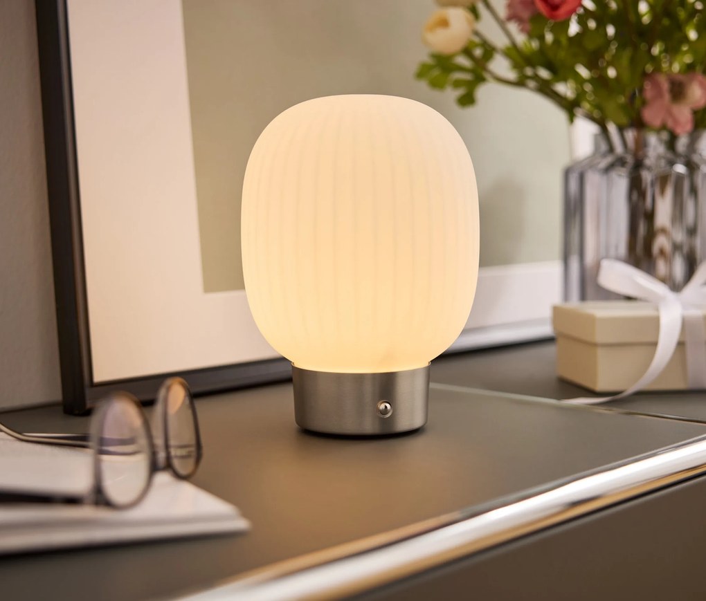 Stolová LED lampa s akumulátorom so skleneným tienidlom