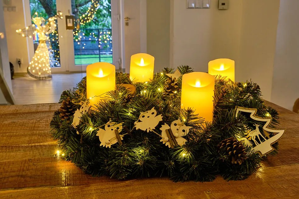 DECOLED Závěsná dřevěná dekorace, stromek, 13,5x12,5 cm