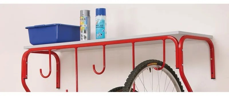 Police k vešiaku na kolesá na stenu