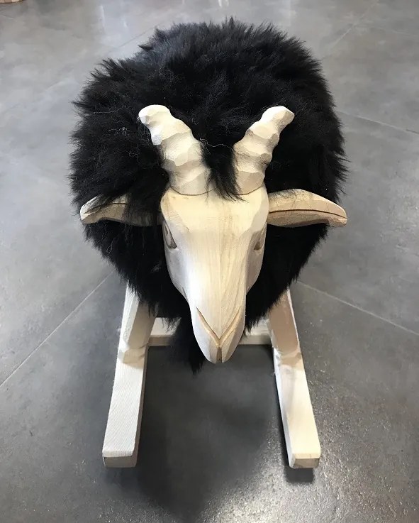 Hojdacia stolička baran čierny