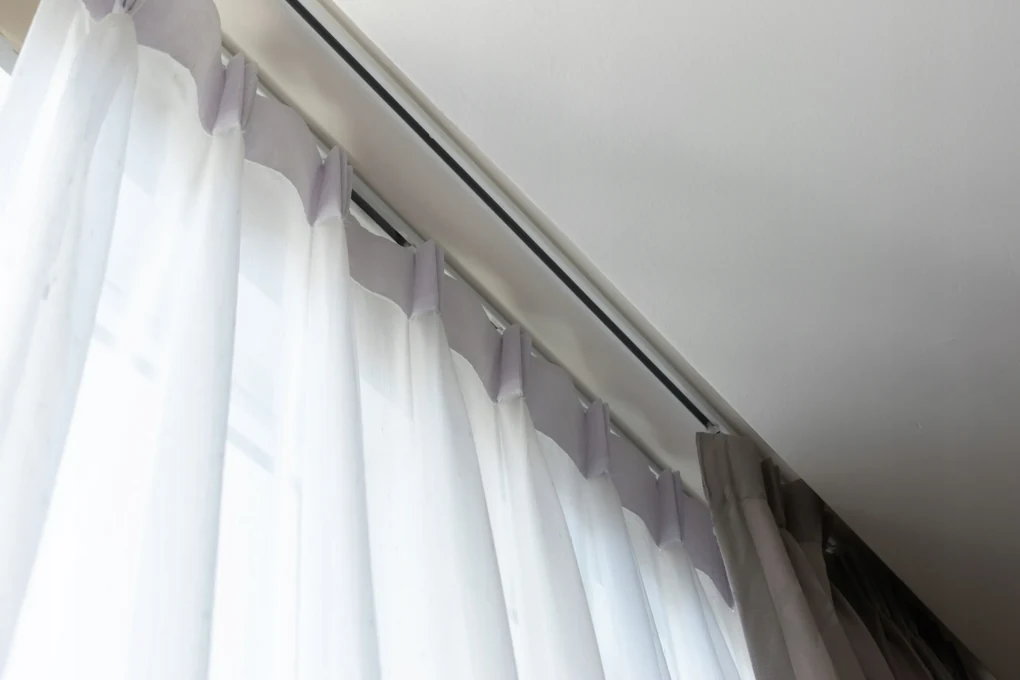 Dekorstudio Stropná hliníková koľajnica SMART - jednoradová Dĺžka: 420cm, Typ príslušenstva: Bežce s háčikmi