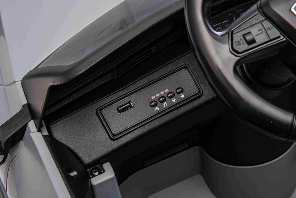 Ramiz Audi SQ8 vozidlo Sivá