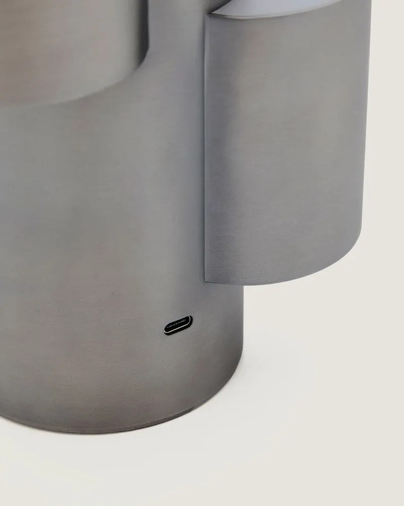 Čierna kovová LED stmievateľná stolová lampa (výška 26,5 cm) Adrina – Kave Home