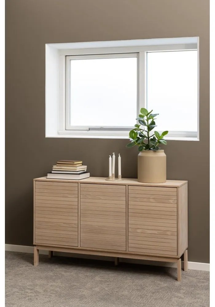 Nízka komoda v dekore duba v prírodnej farbe 135x80 cm Linley – Actona