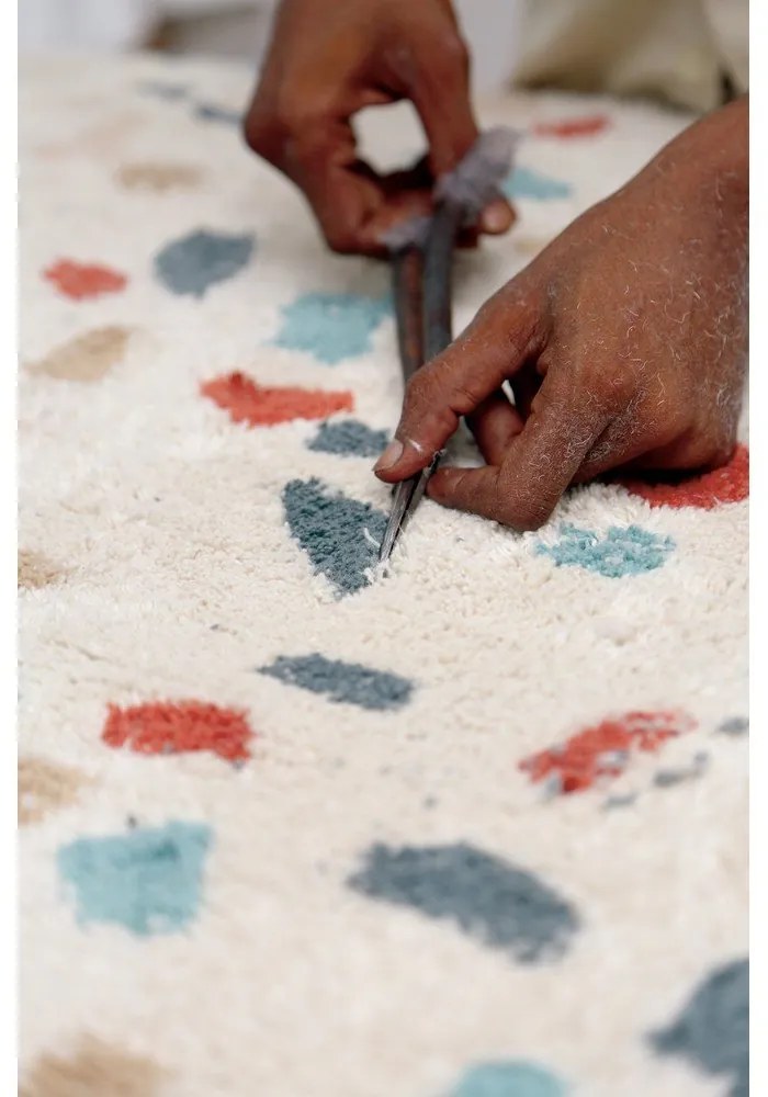 Krémový prateľný ručne tkaný bavlnený koberec 140x200 cm Terrazzo Marble – Lorena Canals