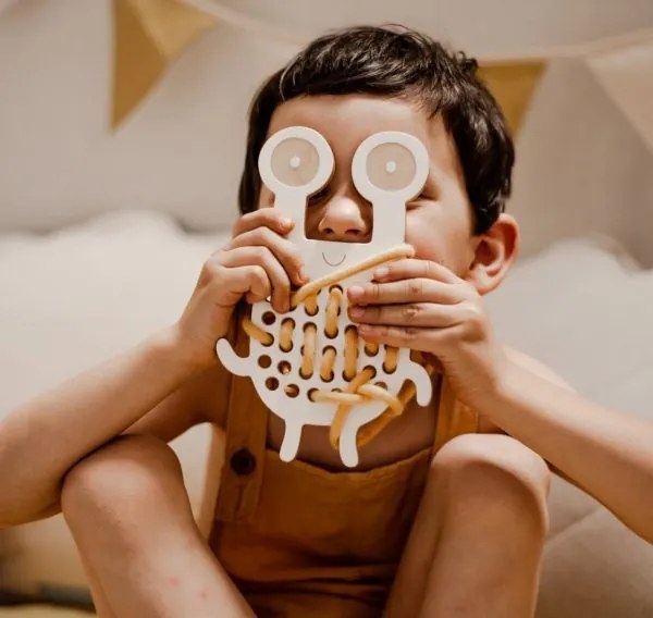 Montessori drevená prepletacia hračka - potvorka