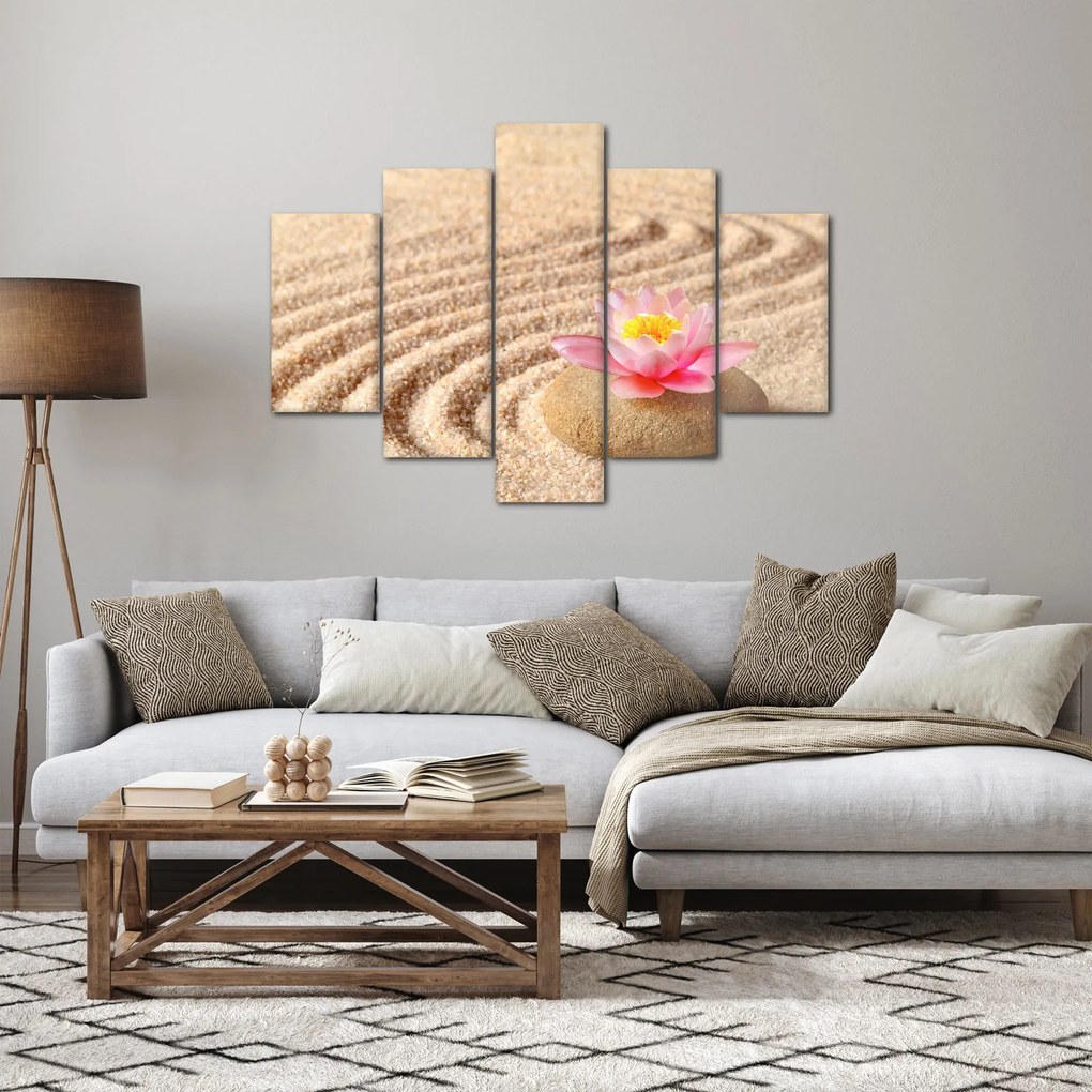 Obraz kameňa s kvetinou na piesku (150x105 cm)