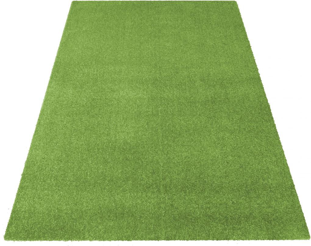 Jednofarebný koberec zelenej farby