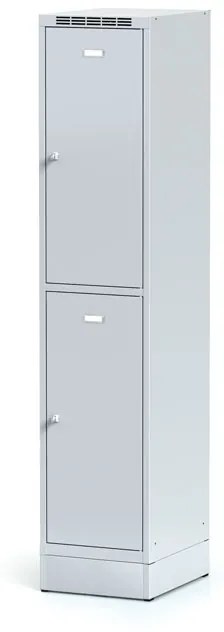 Alfa 3 Šatníková skrinka na sokli s úložnými boxami, 2 boxy, 1920 x 400 x 500 mm, otočný zámok, sivé dvere