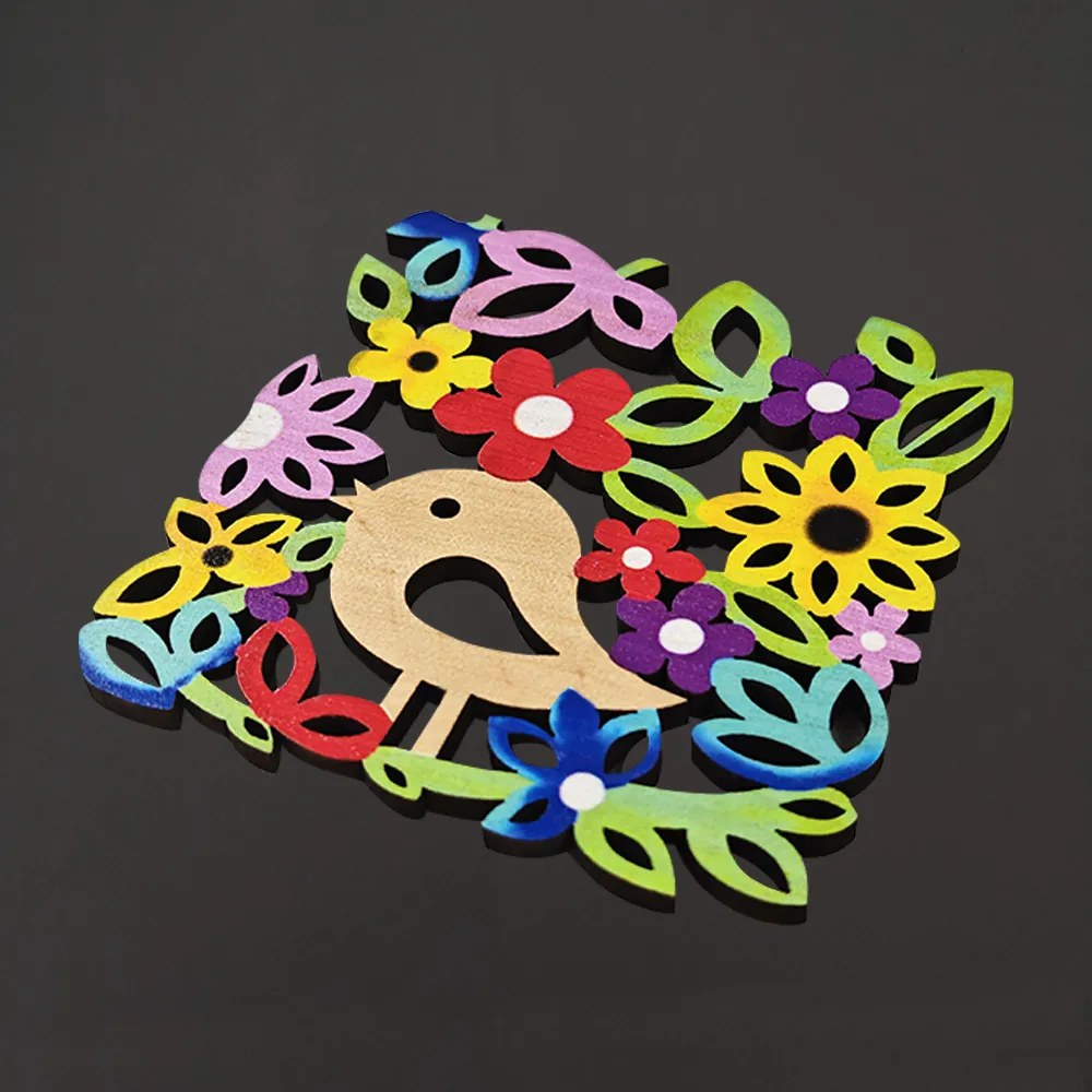 AMADEA Drevená podtácka hranatá s vtáčikom farebná, masívne drevo, 9x9 cm