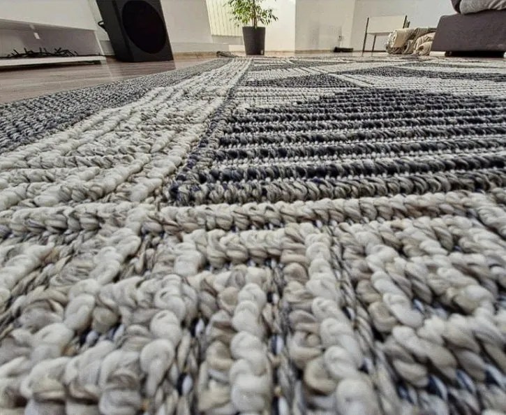 Koberec Boho 874-S sivý s geometrickým kockovaným vzorom Rozmer: 60x100 cm
