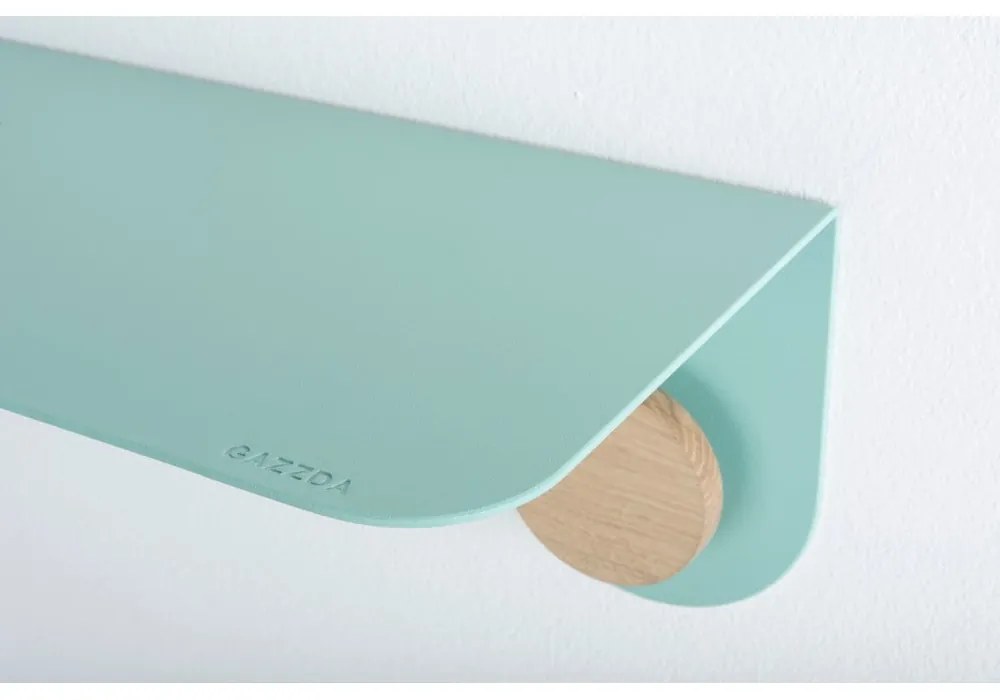 Nástenná zelená polica z ocele s detailom z dubového dreva s 2 háčikmi Gazzda Hook, dĺžka 50 cm