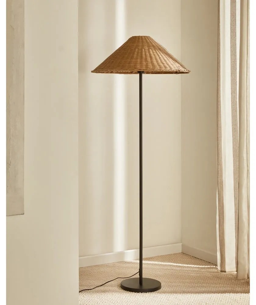 Stojacia lampa s ratanovým tienidlom v čierno-prírodnej farbe (výška 154 cm) Urania – Kave Home