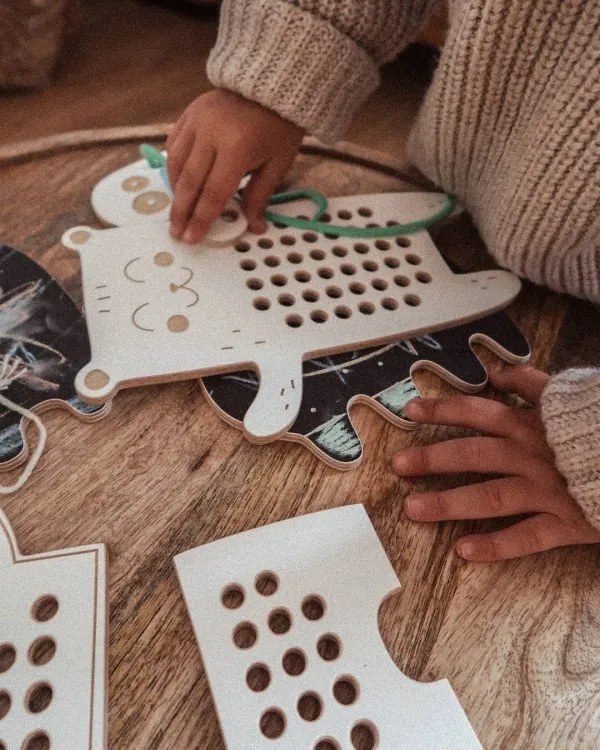 Montessori drevená prepletacia hračka - pán medveď