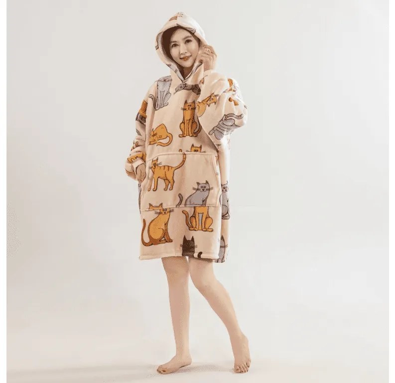 Baránková mikinová deka s rukávmi a kapucňou COLORED CATS krémová