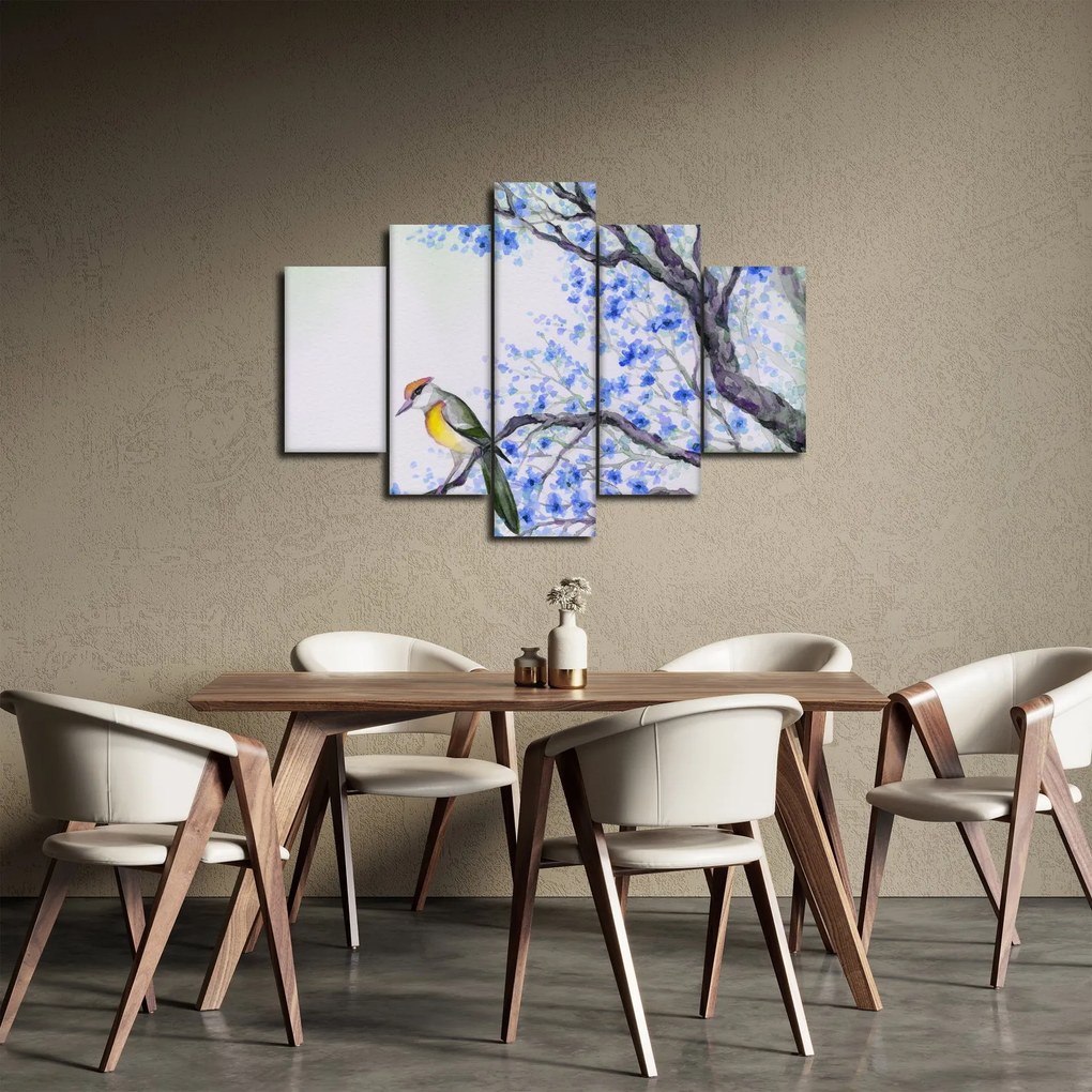 Obraz - Vtáčik na strome s modrými kvetmi (150x105 cm)