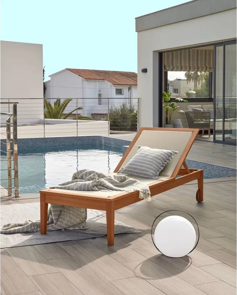 Béžové drevené polohovacie záhradné ležadlo Caterin – Kave Home