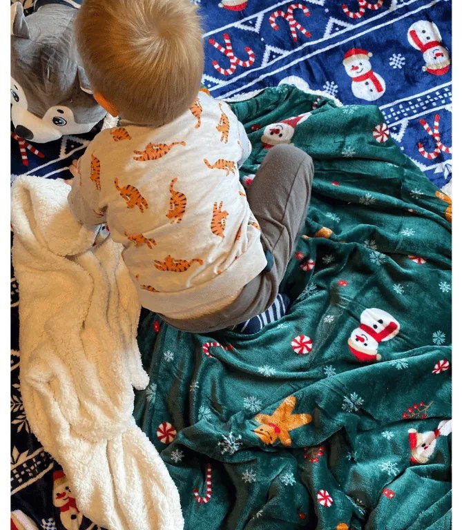 Vianočná tmavozelená baránková deka z mikroplyšu SNOWMAN AND GINGERBREAD Rozmer: 200 x 220 cm