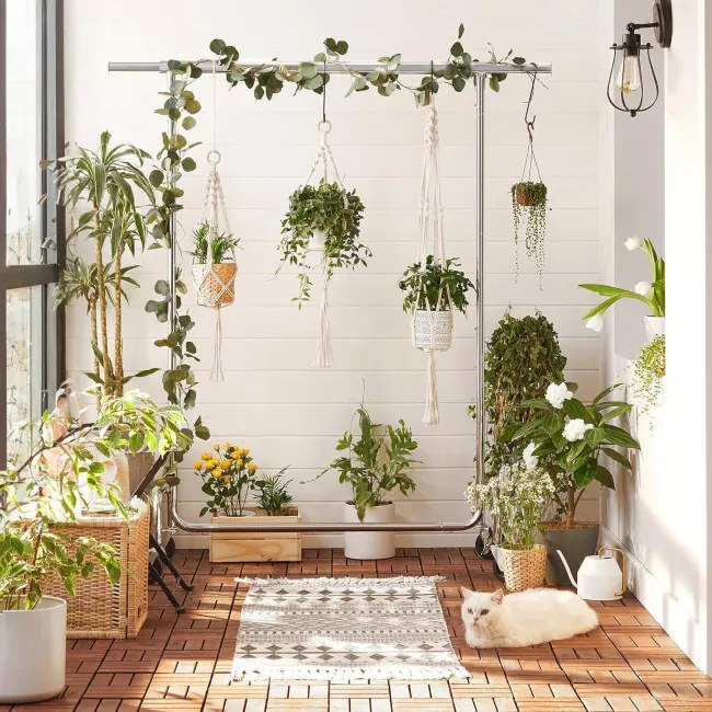 Vešiakový stojan na kolieskach HARUN strieborný