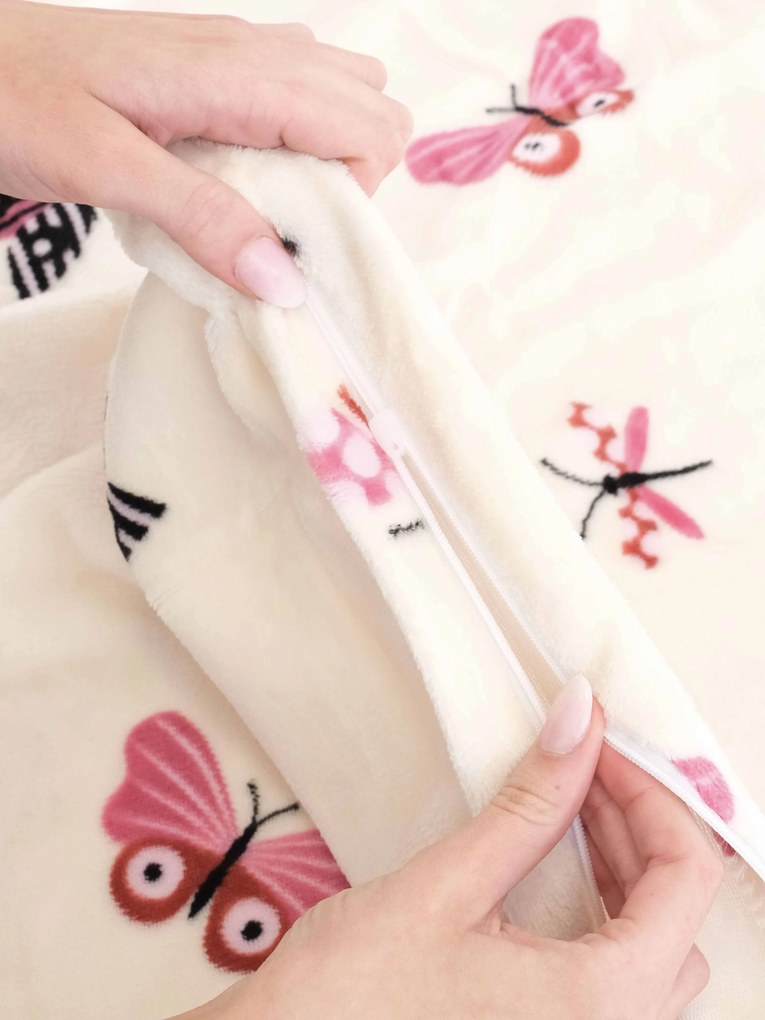 Obliečka na vankúš mikroplyš Exclusive 50 × 70 cm - Motýliky béžové