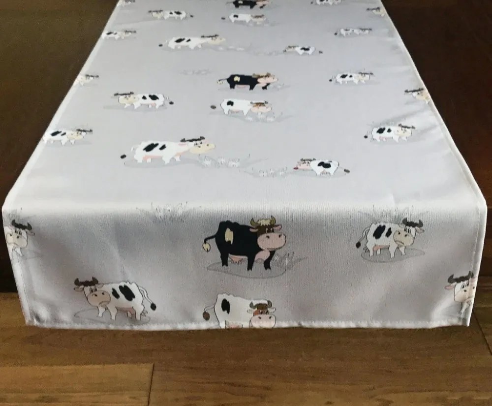 Behúň v svetlosivej farbe s potlačou veselých kravičiek Šírka: 40 cm | Dĺžka: 140 cm