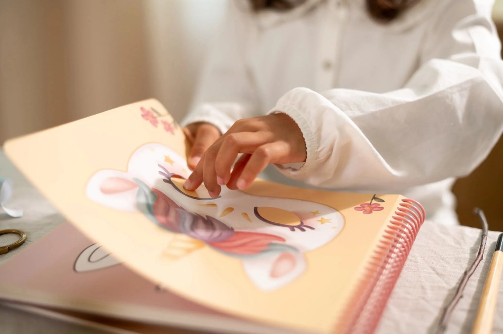 Kniha s vystrihovacími maskami Rosa