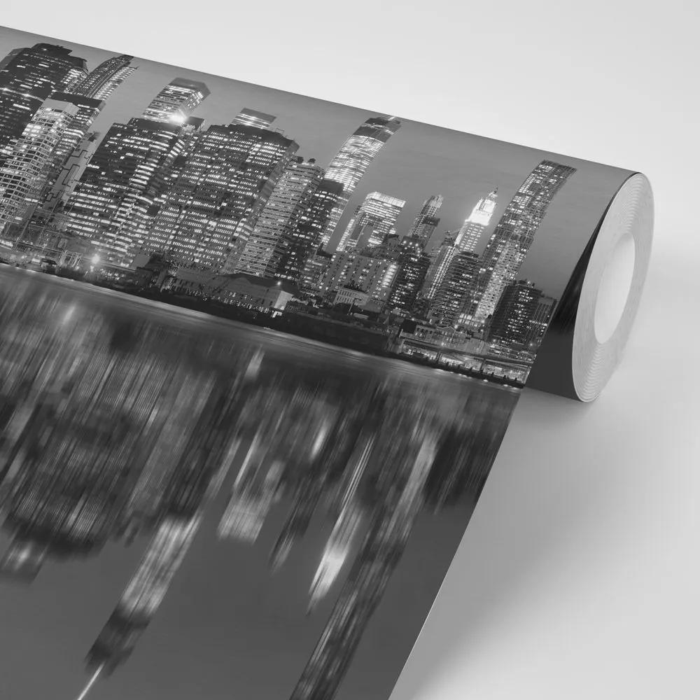 Fototapeta čiernobiely odraz Manhattanu vo vode - 450x300