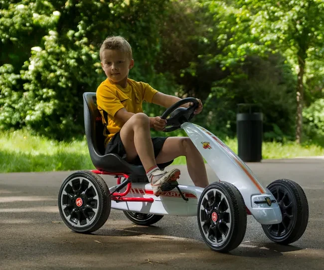 Šlapacia motokára Abarth biela