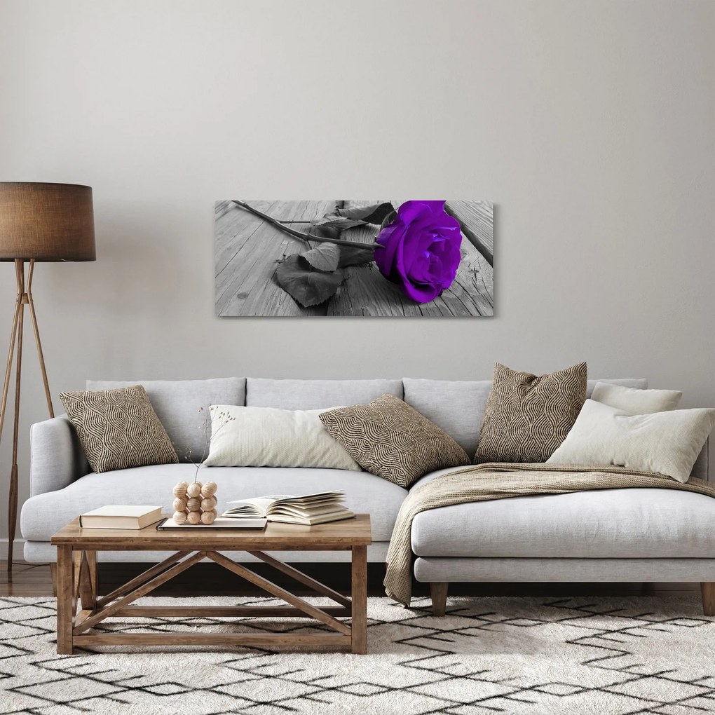 Obraz - Fialová ruža so zelenou stonkou (120x50 cm)