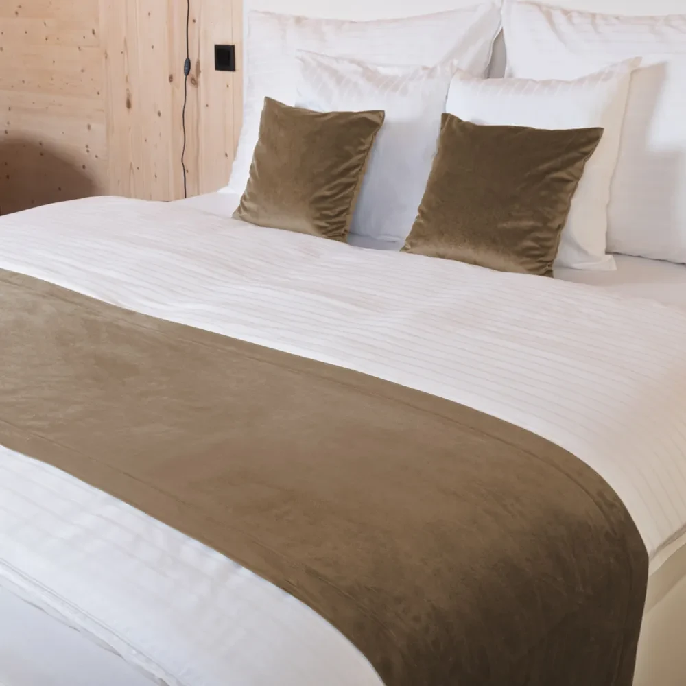 Biante Zamatový prehoz/behúň na posteľ Velvet Prémium SVP-034 Kávovo hnedý 50x220 cm