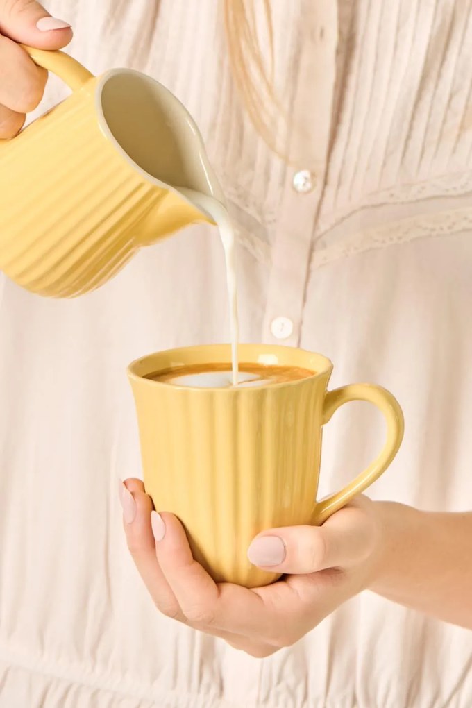 IB Laursen Žltý keramický hrnček s vrúbkami MYNTE LEMONADE