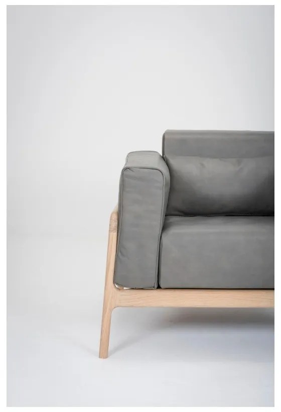 Tmavosivé kreslo z byvolej kože s konštrukciou z masívneho dubového dreva Gazzda Fawn