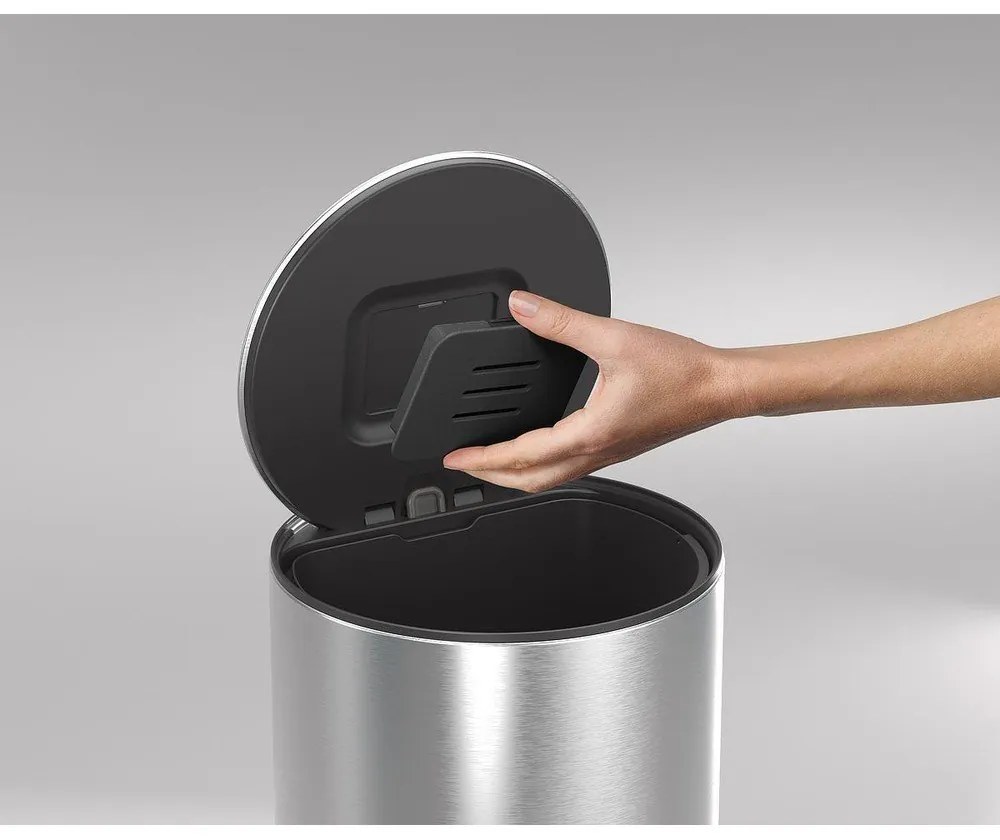 Nášľapný odpadkový kôš z nehrdzavejúcej ocele v lesklo striebornej farbe 30 l Arc – Joseph Joseph