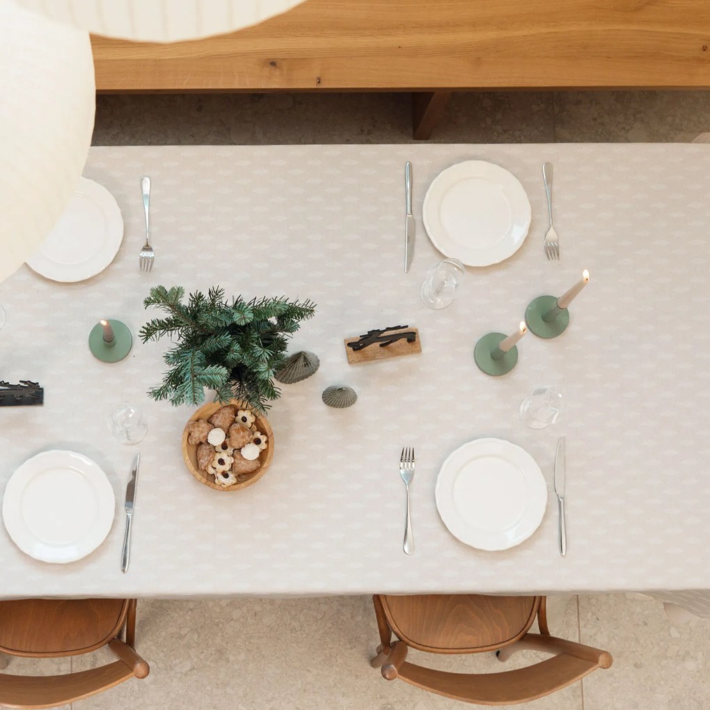 Goldea vianočný hranatý obrus natura – vetvičky na režnej 120 x 120 cm