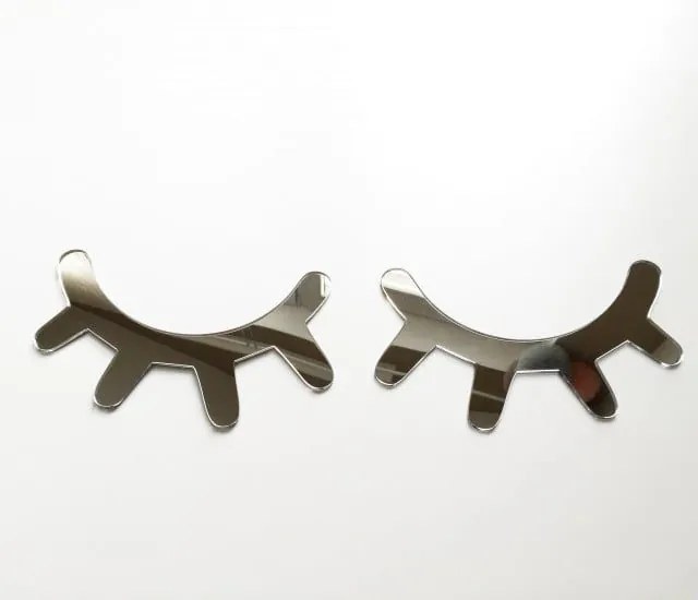 Zrcadlo do dětského pokoje spící oči