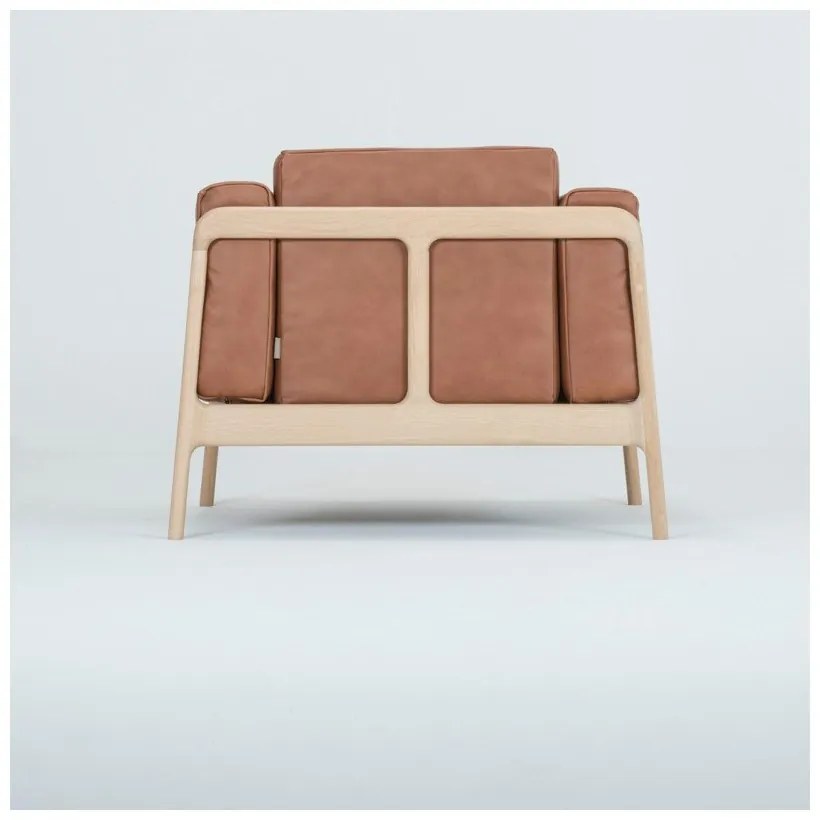 Koňakovohnedé kreslo z byvolej kože s konštrukciou z masívneho dubového dreva Gazzda Fawn