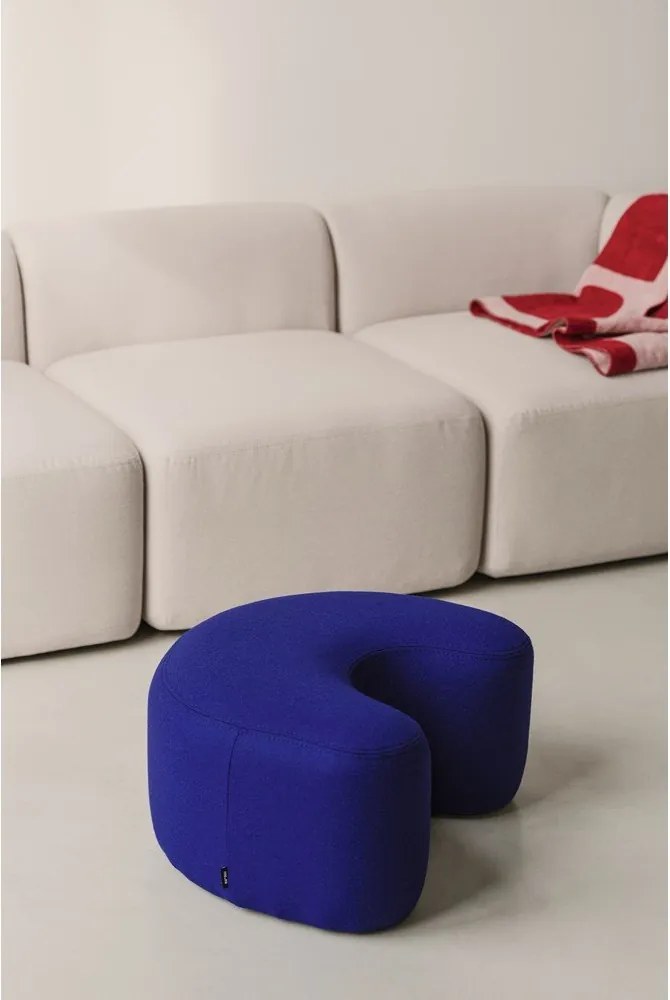 Modrý vlnený taburet Ü – noo.ma