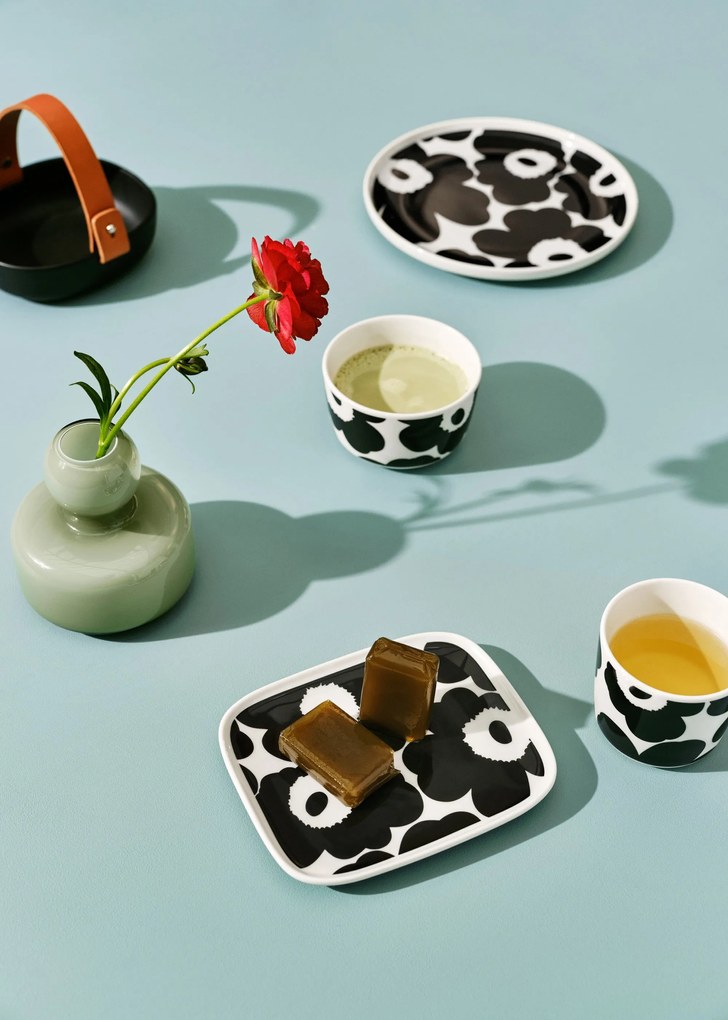 Marimekko Raňajková darčeková sada taniera a hrnčeky Oiva Unikko 4ks čierna