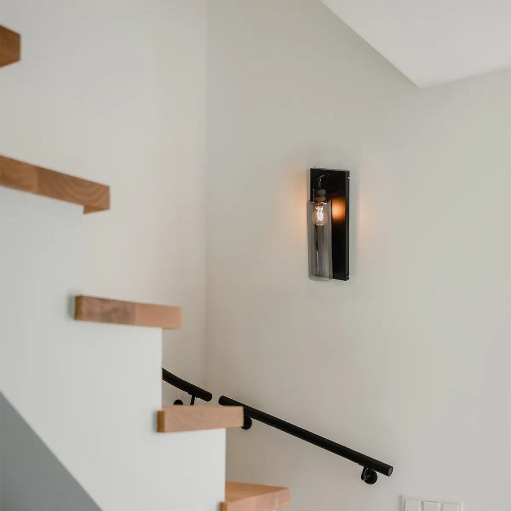 Moderná nástenná lampa čierna s dymovým sklom - Stavelot