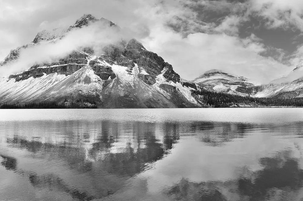 Samolepiaca fototapeta jazero poblíž hory v čiernobielom
