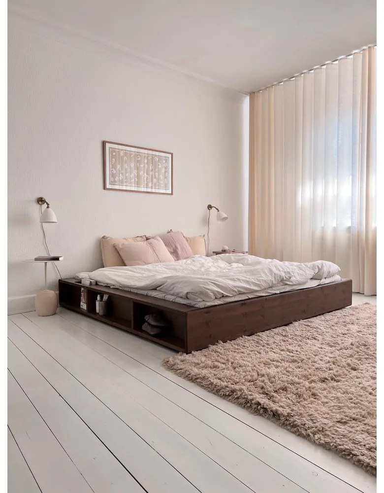 Hnedá dvojlôžková posteľ z borovicového dreva s roštom 180x200 cm Ziggy – Karup Design