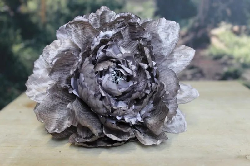 Sivý umelý krepový kvet 14cm
