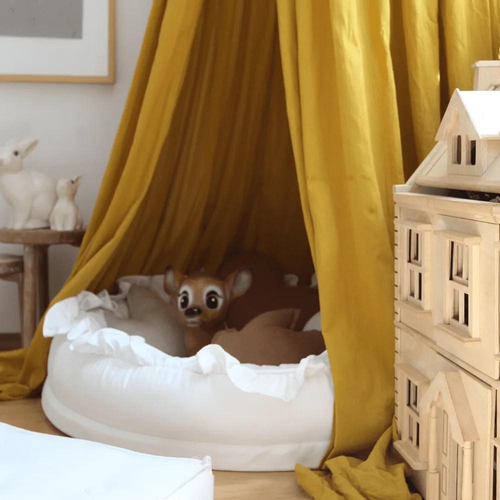 Hniezdo pre deti s volánom bielej