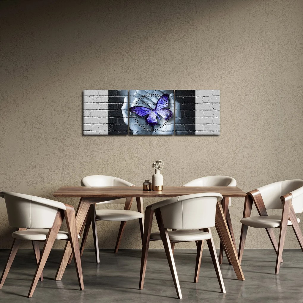 Obraz - Fialový motýľ na stene (s hodinami) (90x30 cm)