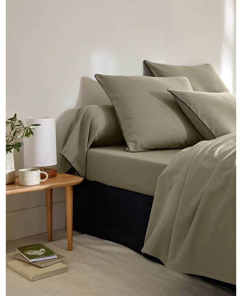 Flanelová posteľná bielizeň s kontrastnou paspulou z kolekcie "Intemporelle"