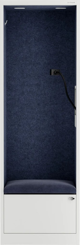 Kancelárska akustická kabína so sedadlom a portom USB-C, telo v biely / sedák tmavomodrá v zelenej farbe, 600 mm: SALLY MentalBox